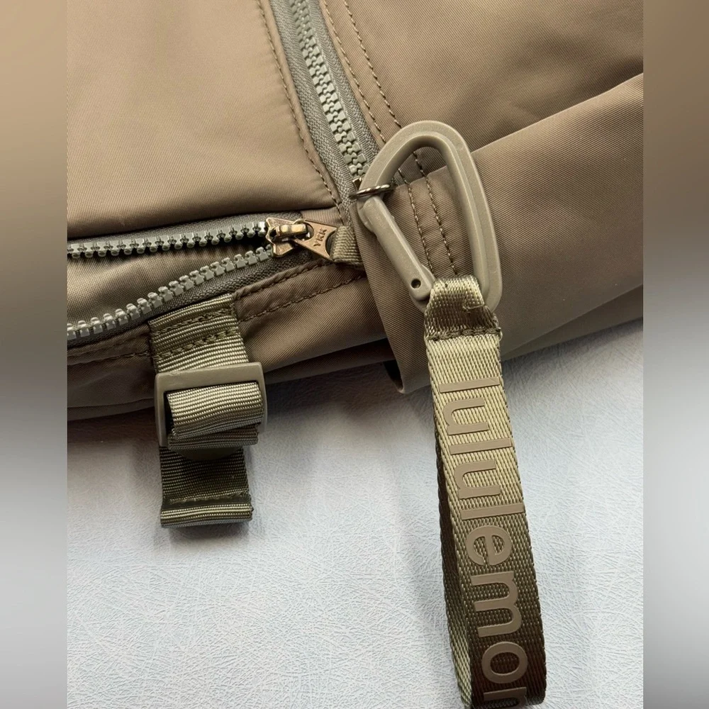 🆕 lululemon athletica 🧿 NWOT New Crew Backpack, Bay Leaf (Olive Green) - 22L